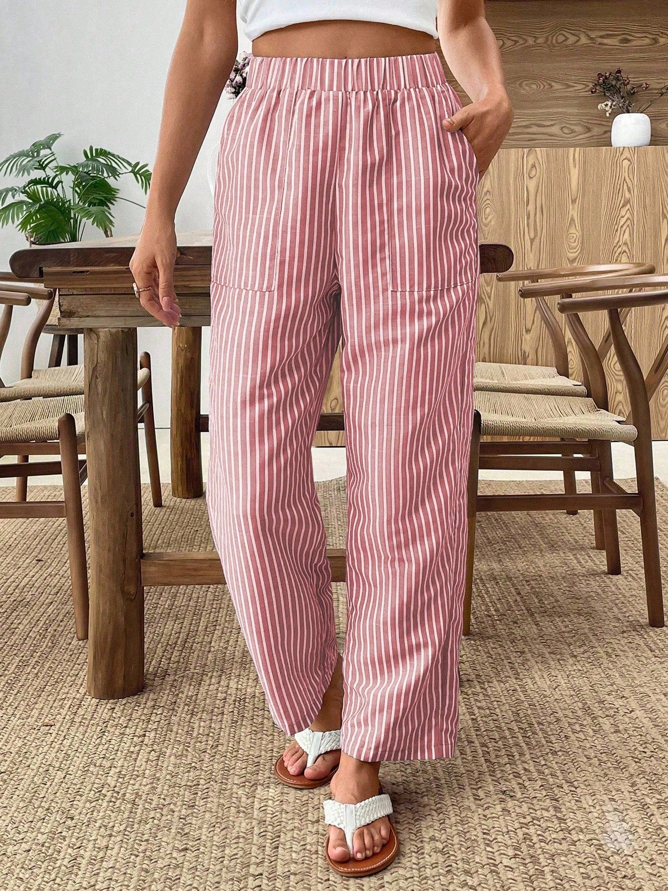 Calça Reta Feminina Listrada com Elástico na Cintura