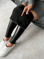 Calça Legging de Couro Peluciada Feminina